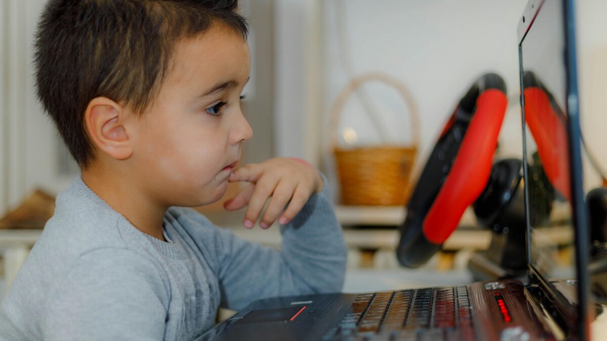 Πώς το διαδίκτυο καταστρέφει τα παιδιά τόσο νοητικά όσο και ψυχολογικά