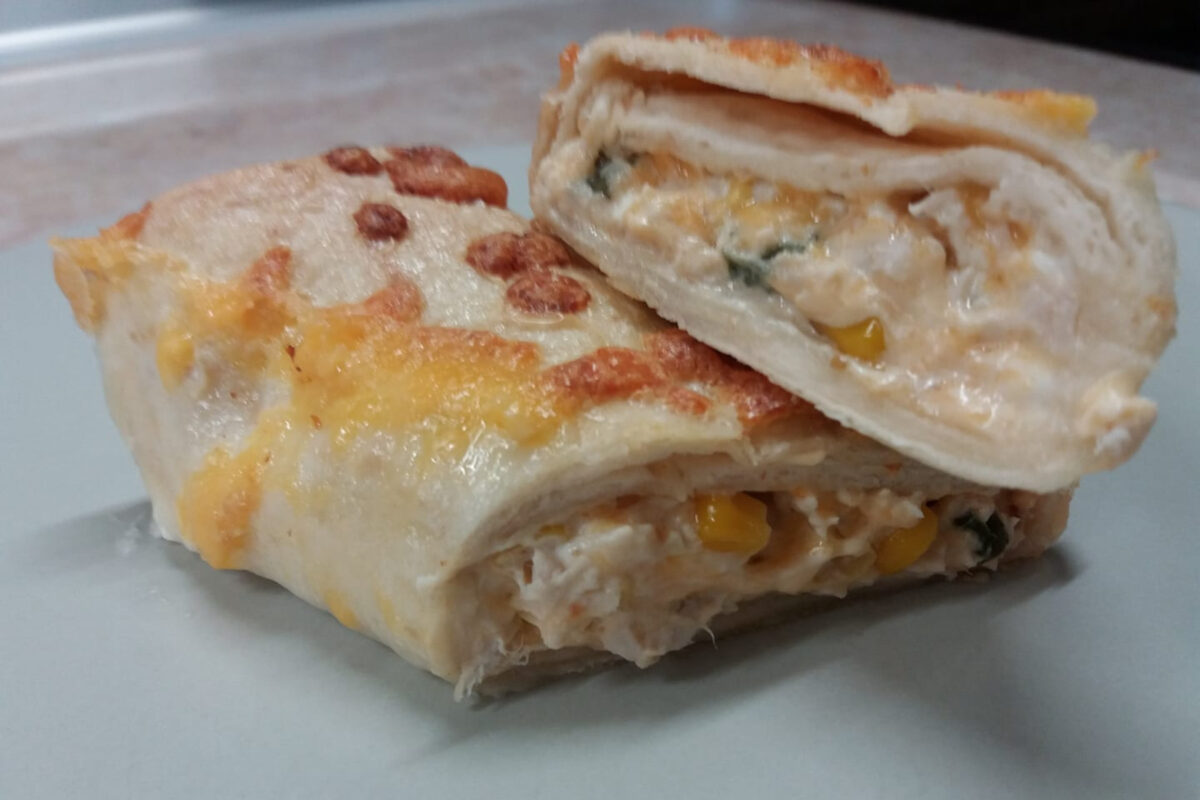 Ρολό τορτίγια-με κοτόπουλο-και τσένταρ-συνταγή-