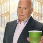 Σάλος με καφετέρια της Μεσσήνης που διαφημίζει τον Γιώργο Παπαδάκη να σερβίρει καφέ από τον Παράδεισο