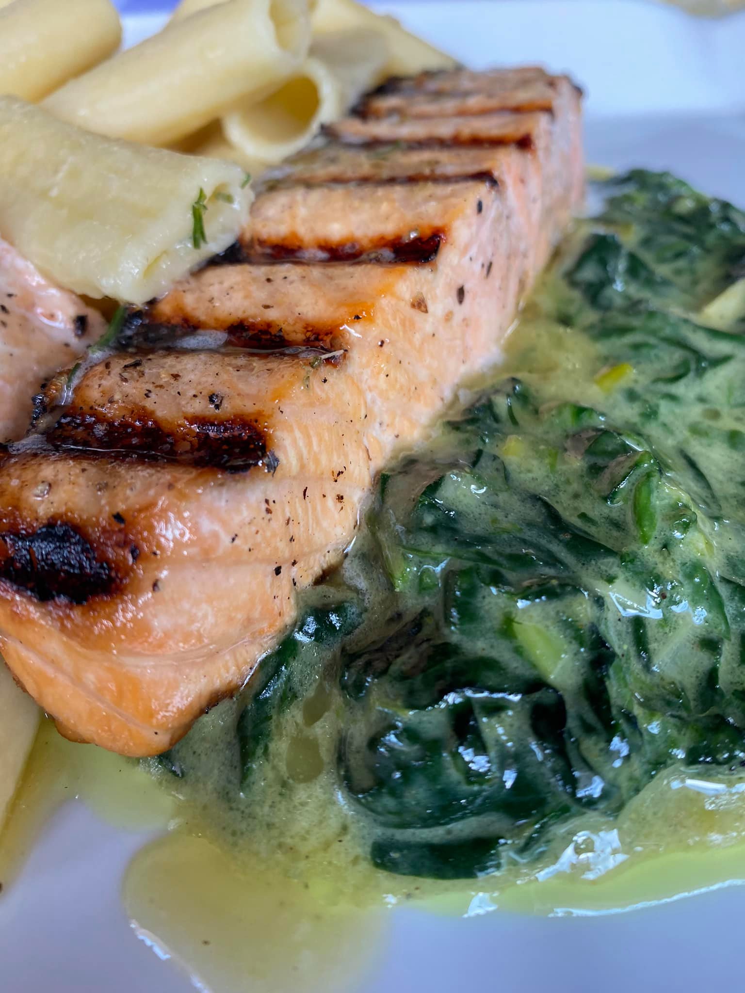 Σολομός-στη σχάρα-με ζυμαρικά-και σπανάκι-για μεσημεριανό-