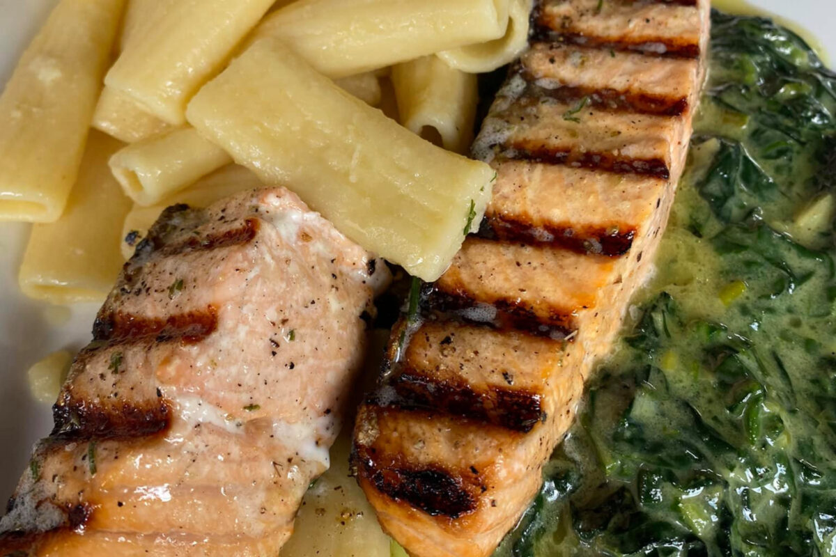 Σολομός-στη σχάρα-με ζυμαρικά-και σπανάκι-για μεσημεριανό-συνταγή-