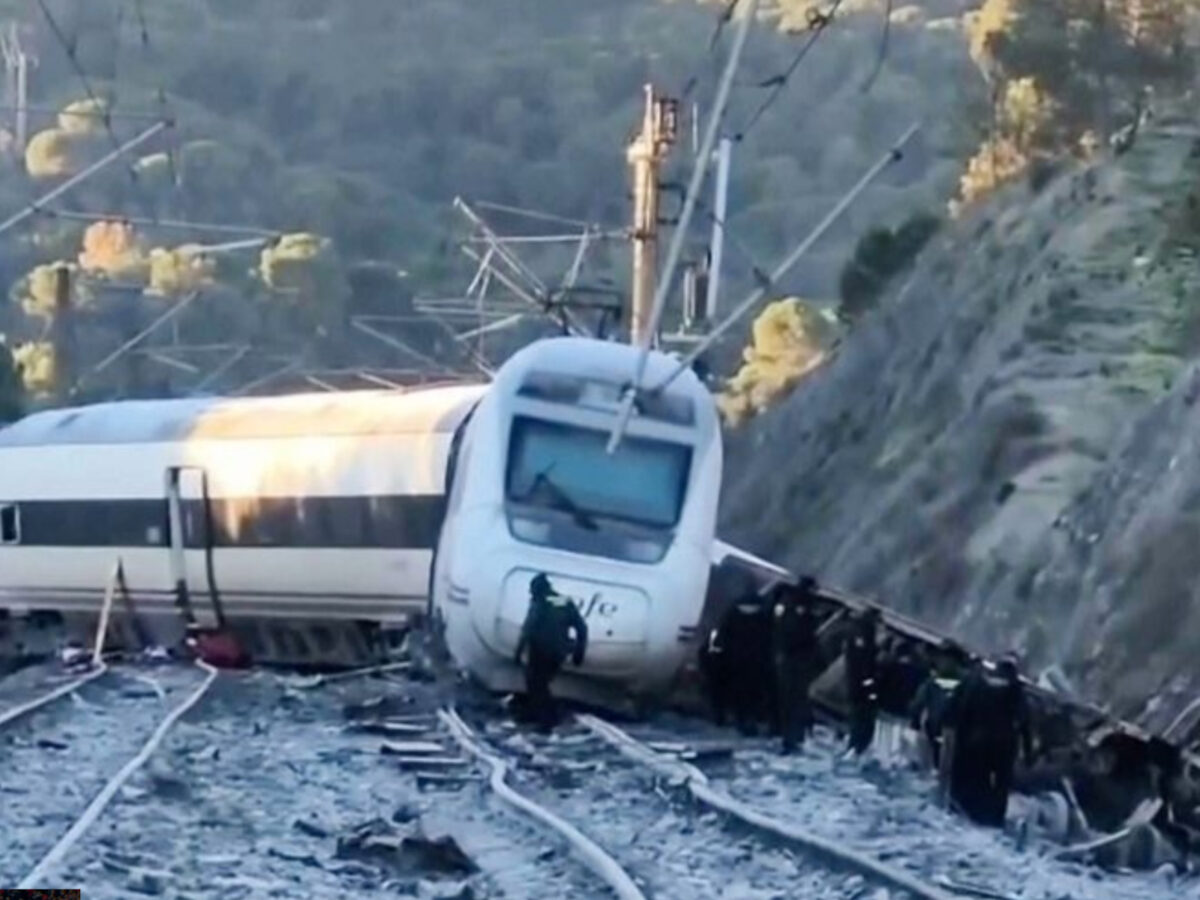 Σπαραγμός για 6χρονη που έχασε όλη την οικογένεια της στην σιδηροδρομική τραγωδία και περπατούσε μόνη της στις ράγες (Βίντεο)