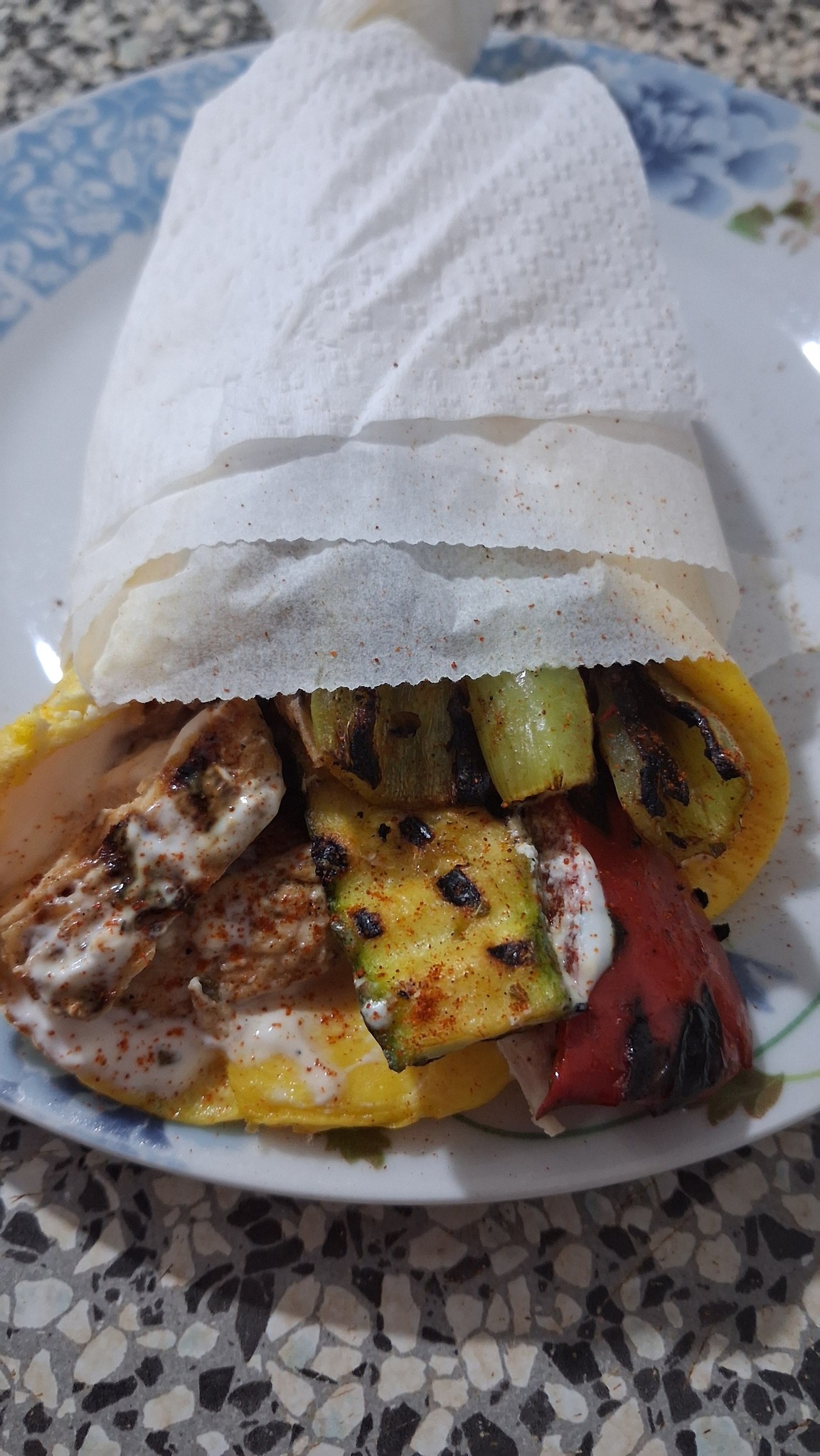 πιτόγυρο-με-ψητά λαχανικά-και-κοτόπουλο-