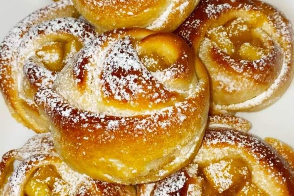 Στριφτά-μηλοπιτάκια-με ζάχαρη άχνη-συνταγή-