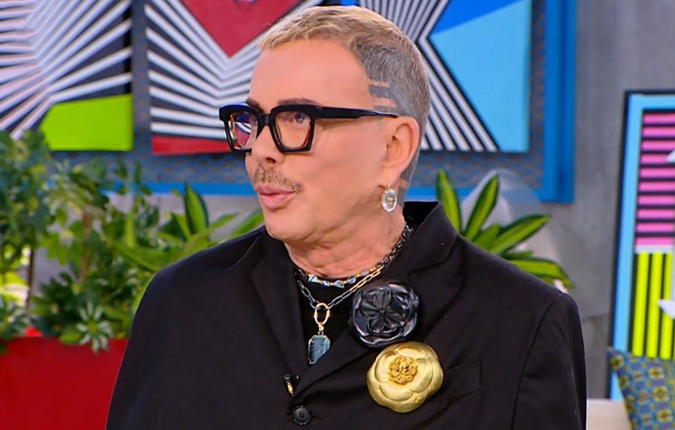 Στροφή στη καριέρα του Λάκη Γαβαλά - Θα ξεκινήσει να σχεδιάζει ταφόπλακες