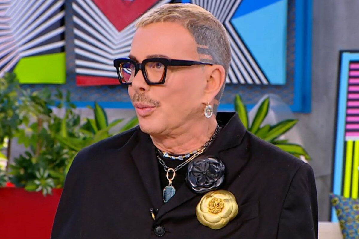 Στροφή στη καριέρα του Λάκη Γαβαλά - Θα ξεκινήσει να σχεδιάζει ταφόπλακες