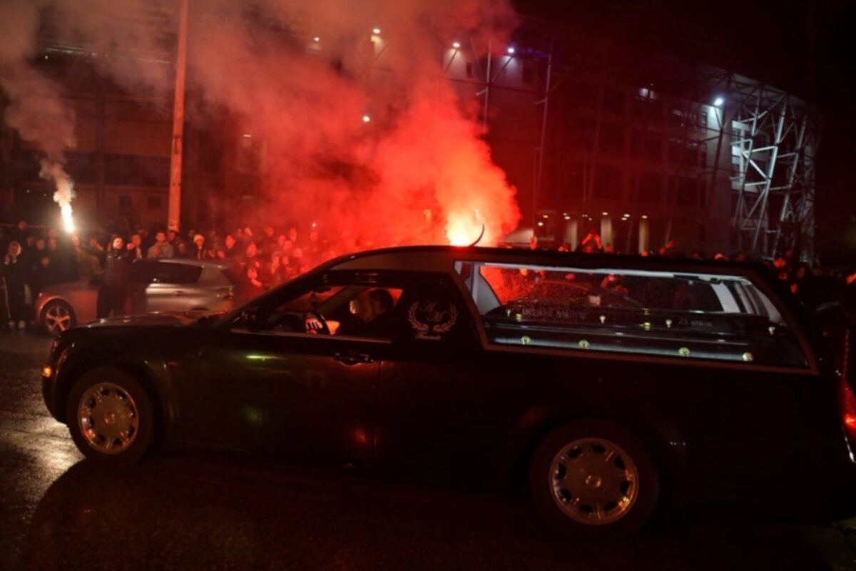 Συγκινητικές εικόνες από τη Τούμπα τη στιγμή που έφτασαν οι σοροί των οπαδών - «Αδέλφια ζείτε, εσείς μας οδηγείτε»