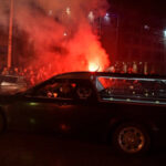 Συγκινητικές εικόνες από τη Τούμπα τη στιγμή που έφτασαν οι σοροί των οπαδών - «Αδέλφια ζείτε, εσείς μας οδηγείτε»