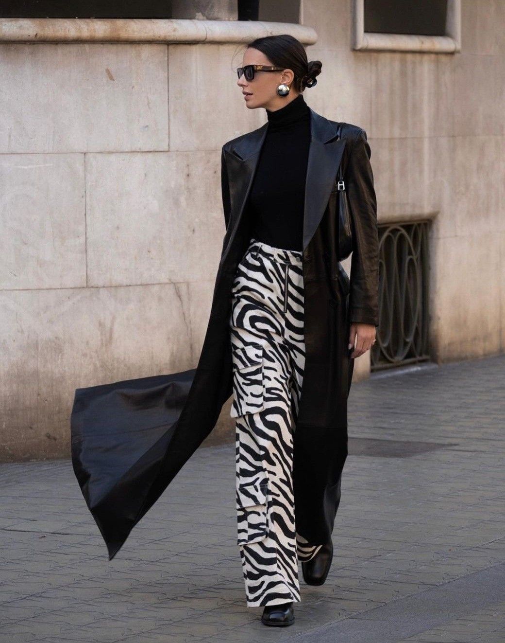 παντελόνα-zebra print-με-vinyl καπαρντίνα-και-ζιβάγκο-