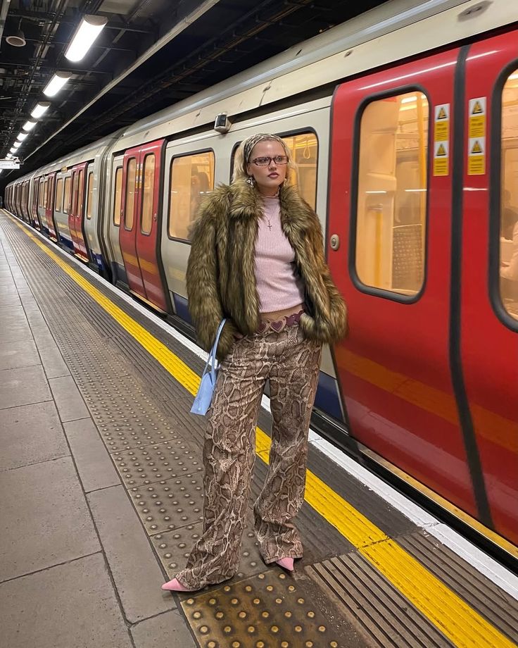 παντελόνι-σε-snake print-με-γούνινο πανωφόρι-