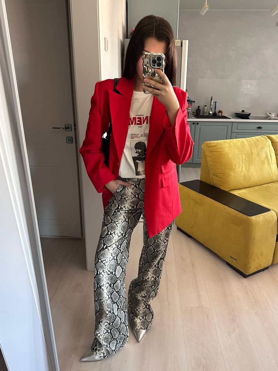 παντελόνι-σε-snake print-με-κόκκινο σακάκι-
