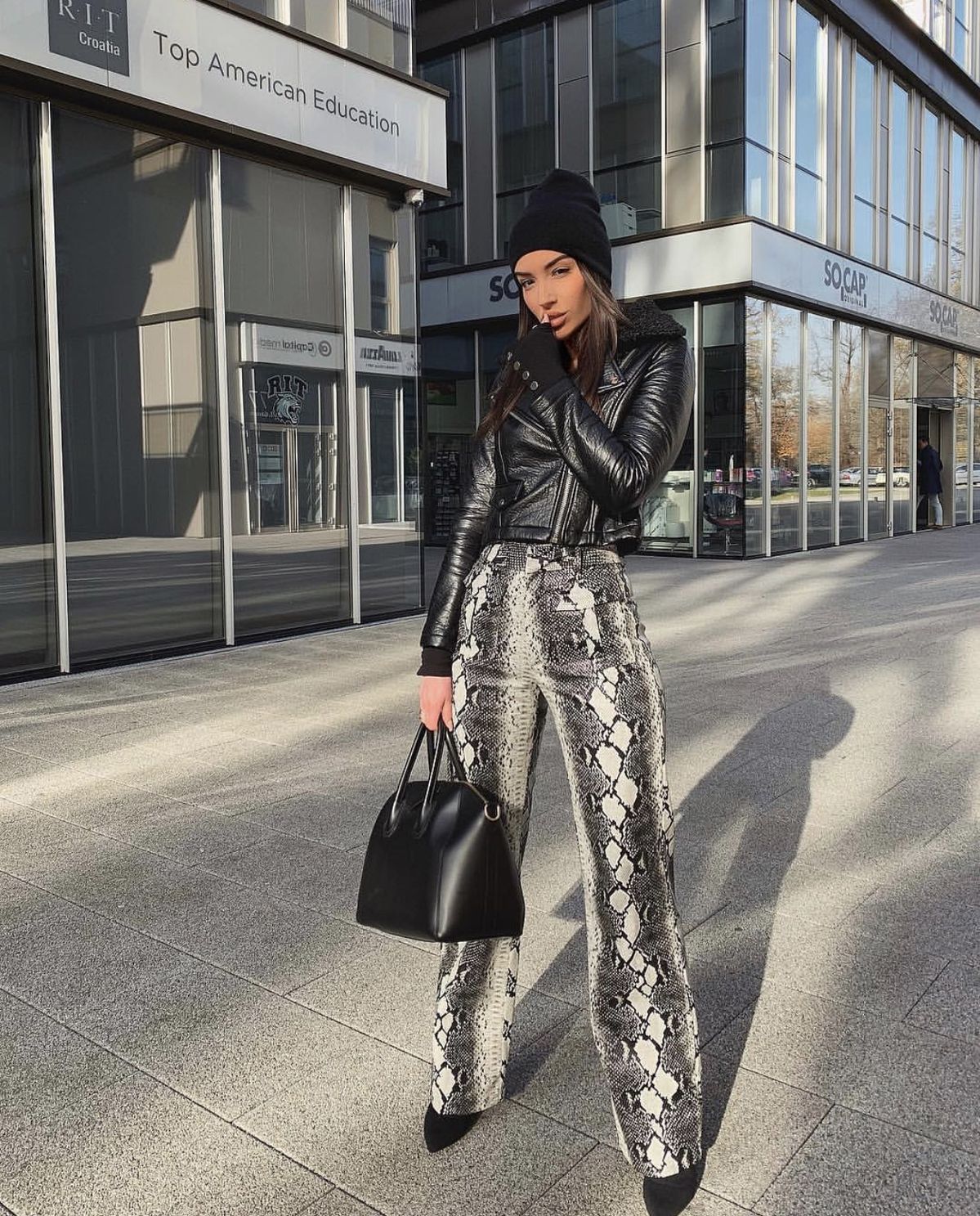 παντελόνι-σε-snake print-με-μαύρο jacket-