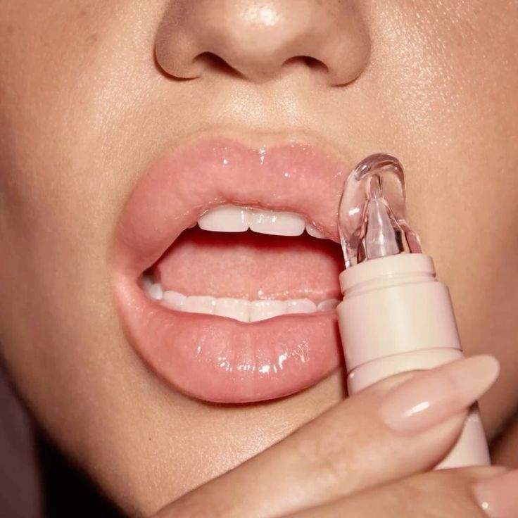 Τι είναι τα halo lips και πώς θα πετύχετε πιο γεμάτα χείλη χωρίς fillers αφτιαχτο