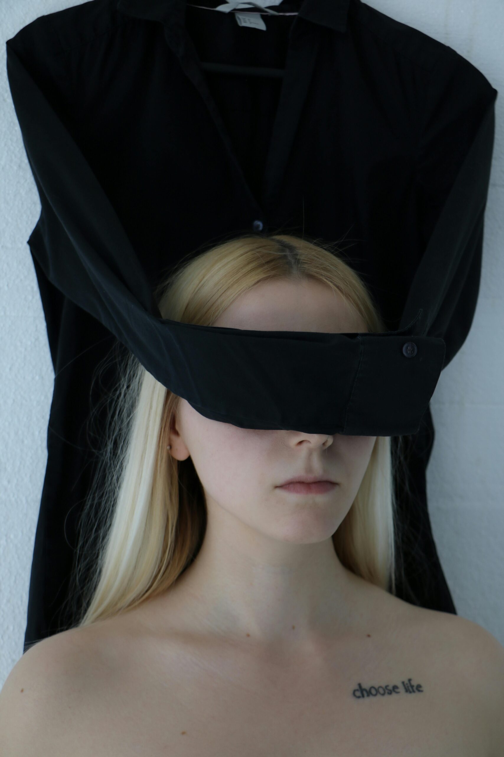 μαύρη-μπλούζα-στο-πρόσωπο- μαύρη-μπλούζα-στο-πρόσωπο-