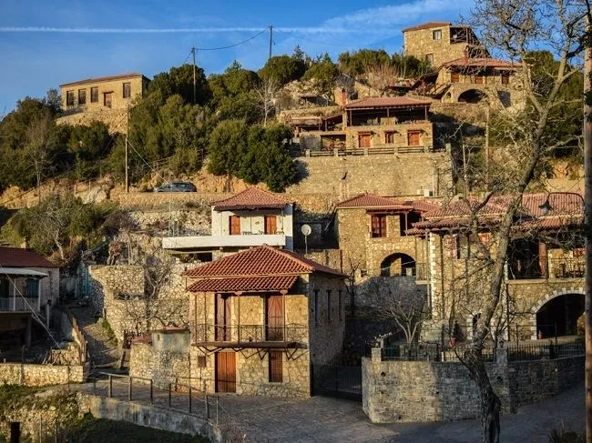 Το χωριό Παράδεισος της Λακωνίας που είναι φωλιασμένο μέσα στο δάσος & είναι 2 ώρες μακριά από την Αθήνα