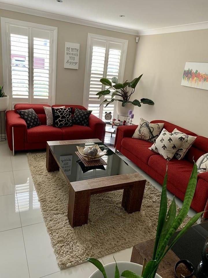 κόκκινοι-καναπέδες-στο-σαλόνι- κόκκινοι-καναπέδες-στο-σαλόνι-