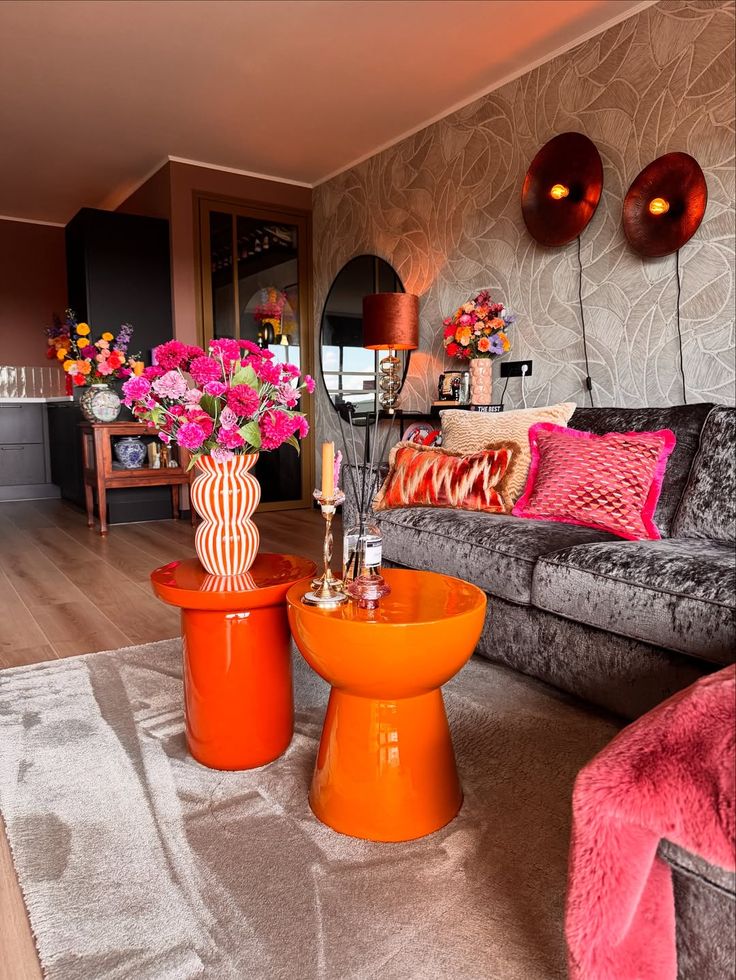 πορτοκαλί-τραπεζάκια-στο-σαλόνι-με-γκρι-καναπέ- πορτοκαλί-τραπεζάκια-στο-σαλόνι-με-γκρι-καναπέ-