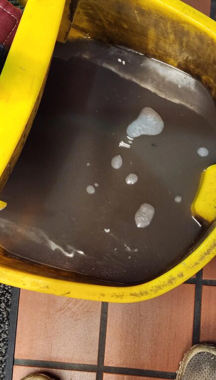 βρώμικο-νερό-στο-σφουγγάρισμα-