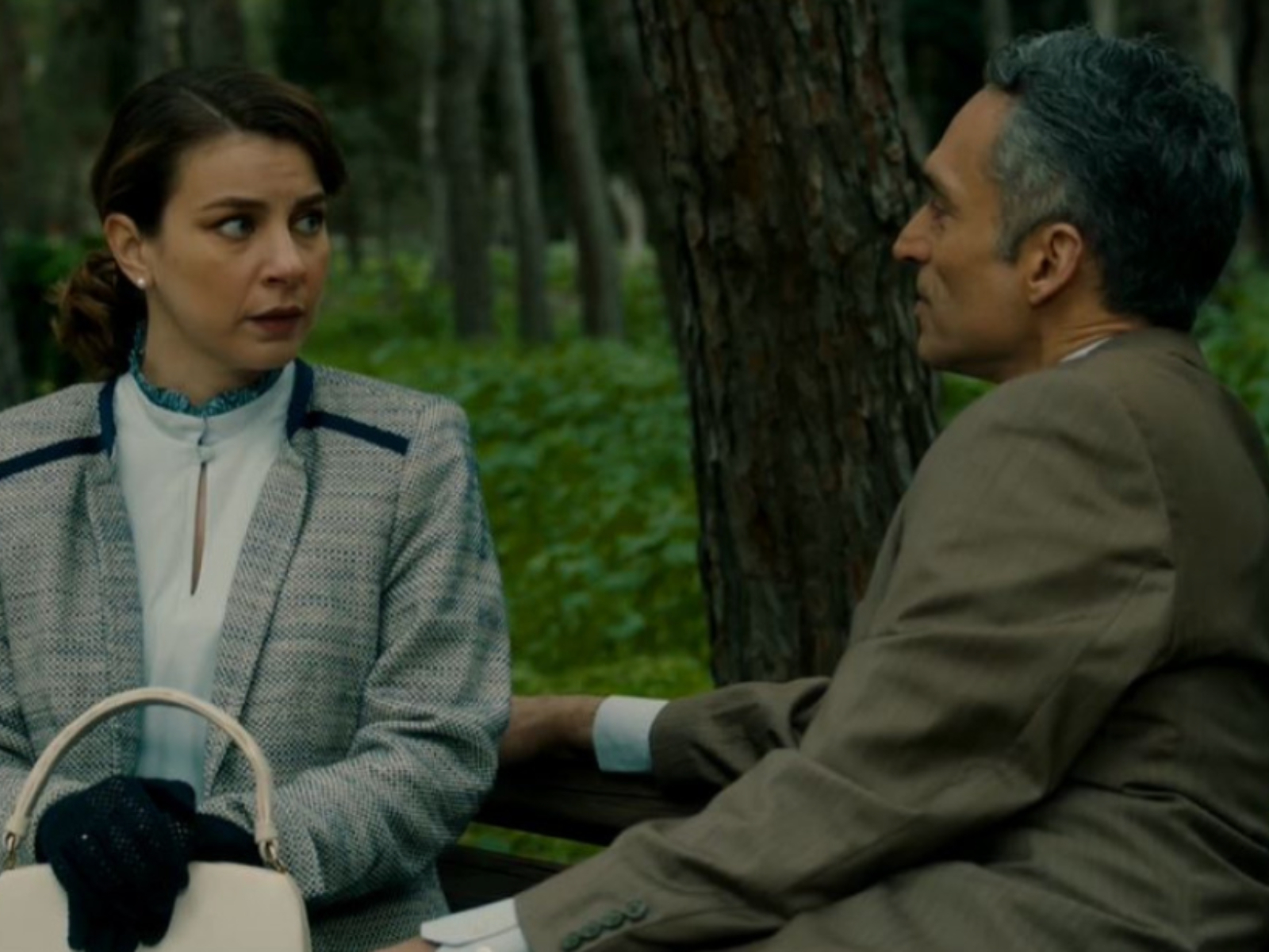 Το σπίτι δίπλα στο ποτάμι: Γίνονται παράνομοι εραστές και καταστρέφουν τις οικογένειες τους