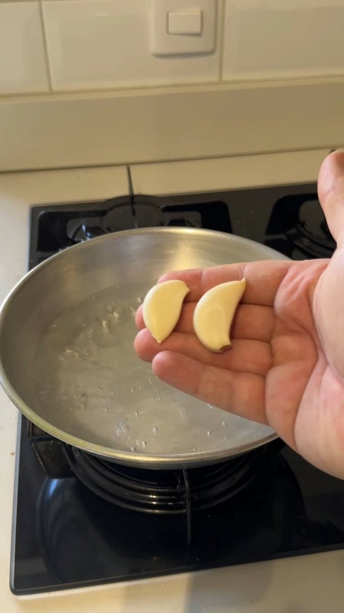 σκόρδο-σε-νερό-που-βράζει- σκόρδο-σε-νερό-που-βράζει-