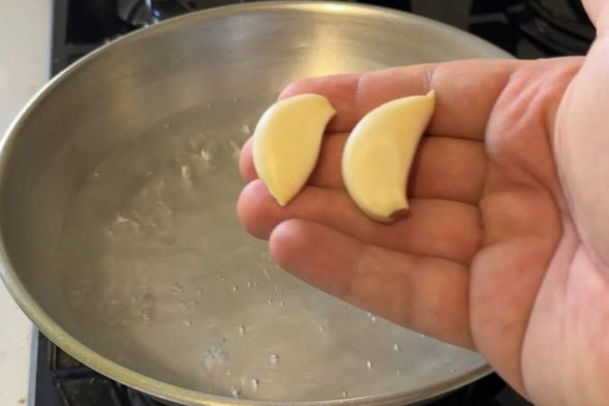 σκόρδο-σε-κατσαρόλα-με-βραστό νερό-