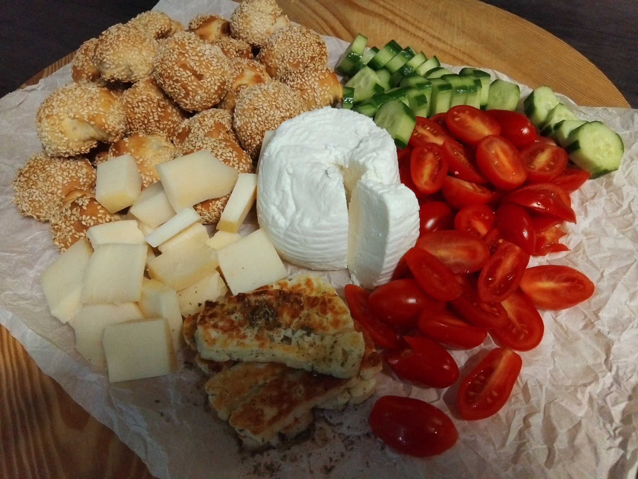 ψωμί-ντοματίνια-ανθότυρο-αγγούρι-πιτούλες-και-κίτρινο τυρί-σε-πιατέλα-