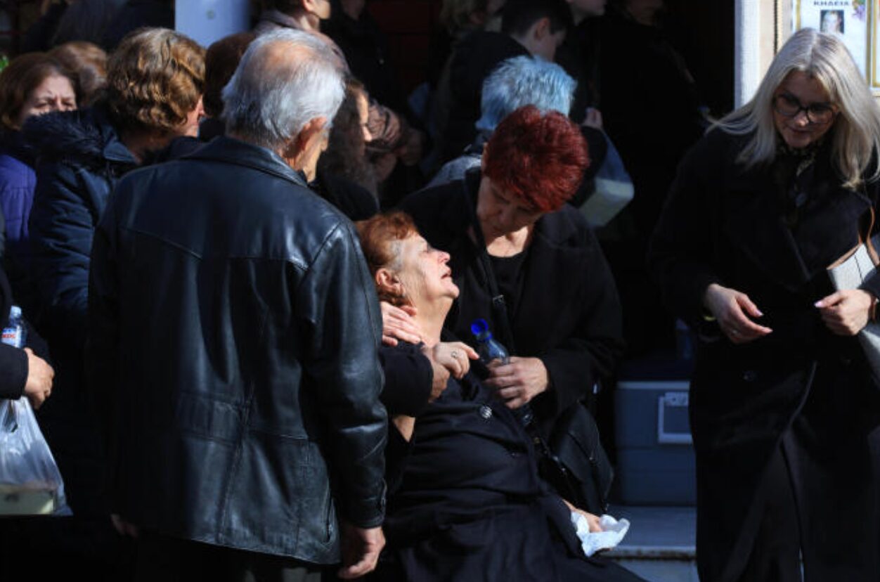 Τραγωδία Βιολάντα: Ανείπωτος θρήνος στην κηδεία της Έλενας - Τραγική φιγούρα η μητέρα της (Φωτογραφίες και Βίντεο)