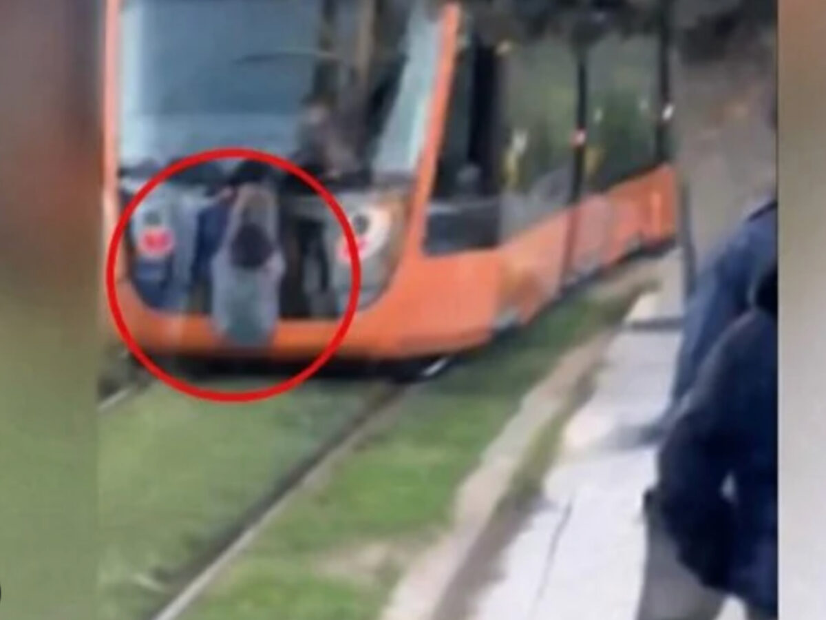 Τρόμος με Νέο επικίνδυνο challenge ανηλίκων: Παιδιά Κρεμιούνται από τον συρμό τραμ ενώ βρίσκεται εν κινήσει (Βίντεο)