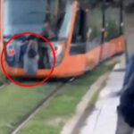 Τρόμος με Νέο επικίνδυνο challenge ανηλίκων: Παιδιά Κρεμιούνται από τον συρμό τραμ ενώ βρίσκεται εν κινήσει (Βίντεο)