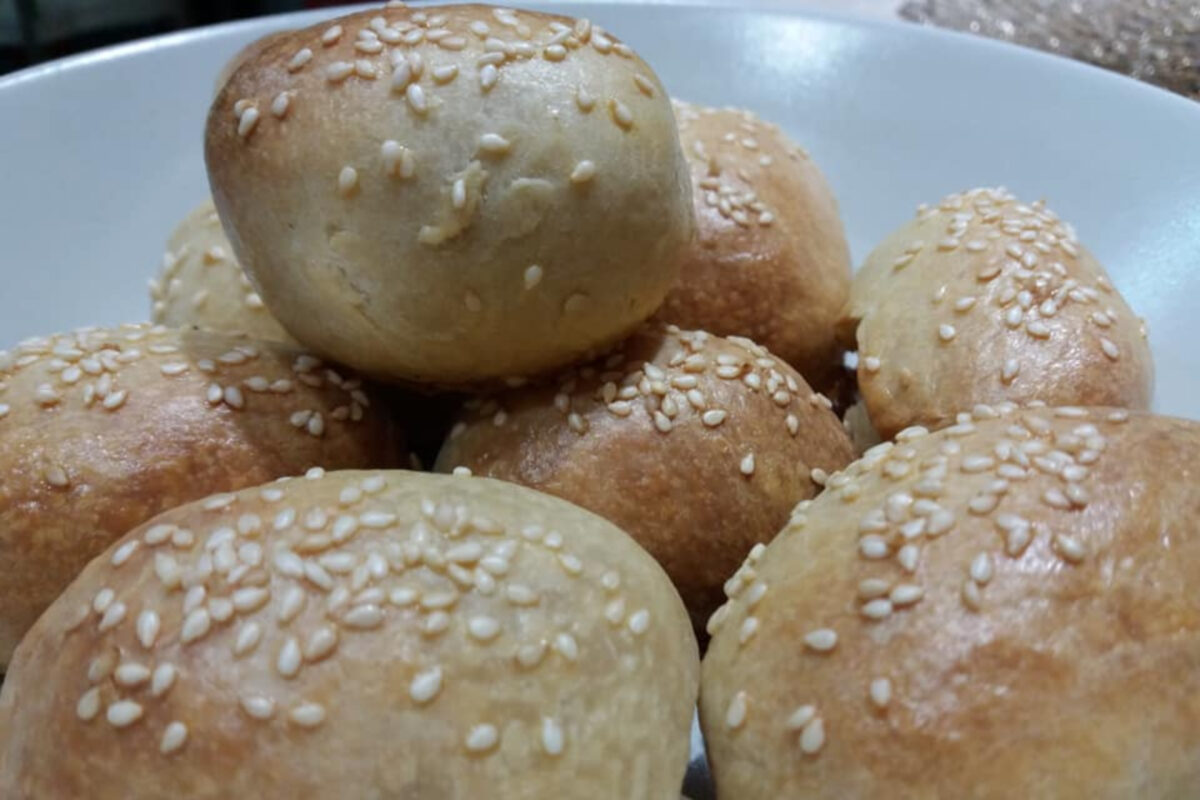 λουκανικοπιτάκια-συνταγή-με-σουσάμι-