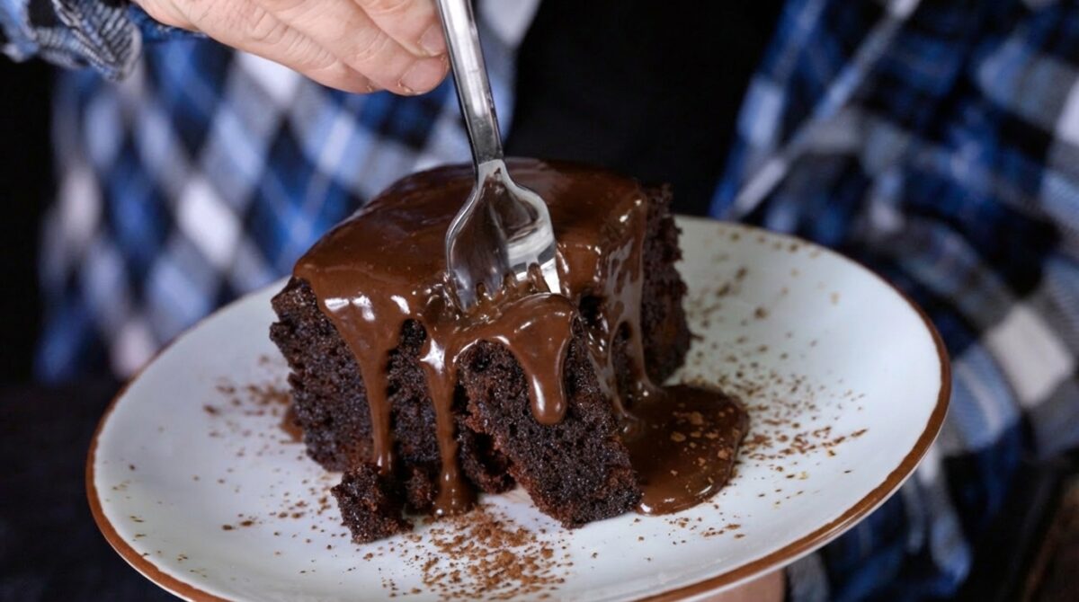 Η viral σοκολατόπιτα που φτιάχνεται με μία κούπα