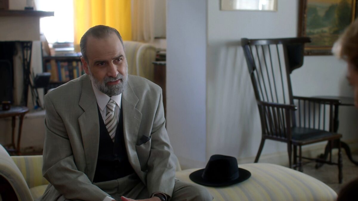 Αγιος Ερωτας : Κρύβεται στο δωμάτιο του ξενοδοχείου και εμφανίζεται σαν το χάρο μπροστά της