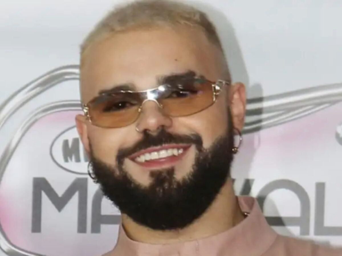 Ο Akylas τραγουδά με την ορχήστρα σύγχρονης μουσικής της ΕΡΤ και μας ανατριχιάζει (Βίντεο)