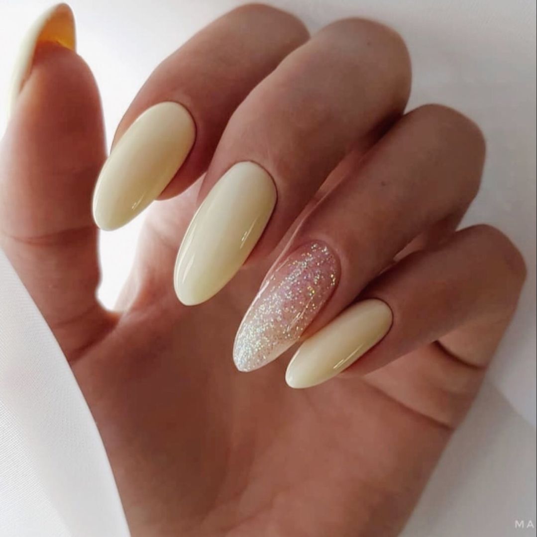 Butter yellow nails-με-γκλίτερ- Butter yellow nails-με-γκλίτερ-