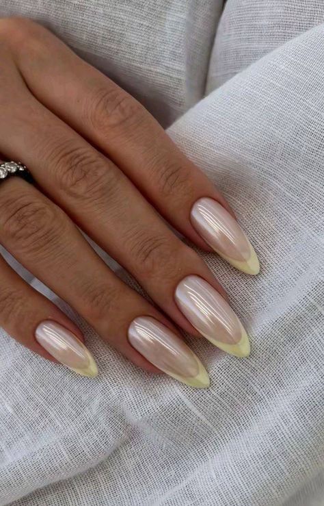 Butter yellow nails-σε-γαλλικό μανικιούρ-με-λάμψη- Butter yellow nails-σε-γαλλικό μανικιούρ-με-λάμψη-