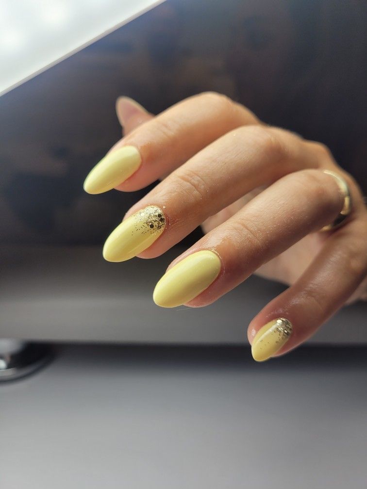 Butter yellow nails-ιδέες-με-γκλίτερ-και-στρας- Butter yellow nails-ιδέες-με-γκλίτερ-και-στρας-