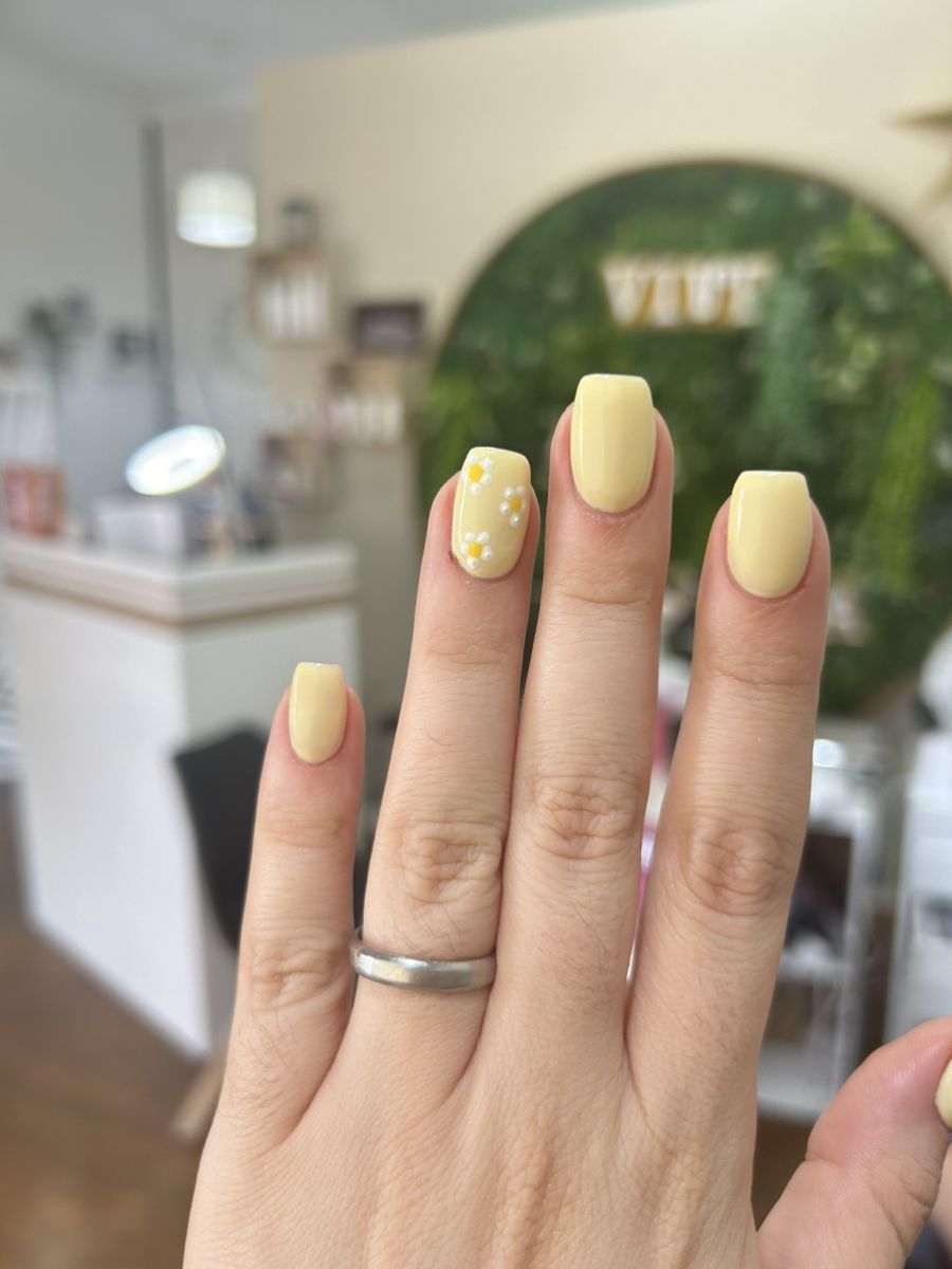 Butter yellow nails-με-λουλούδια- Butter yellow nails-με-λουλούδια-