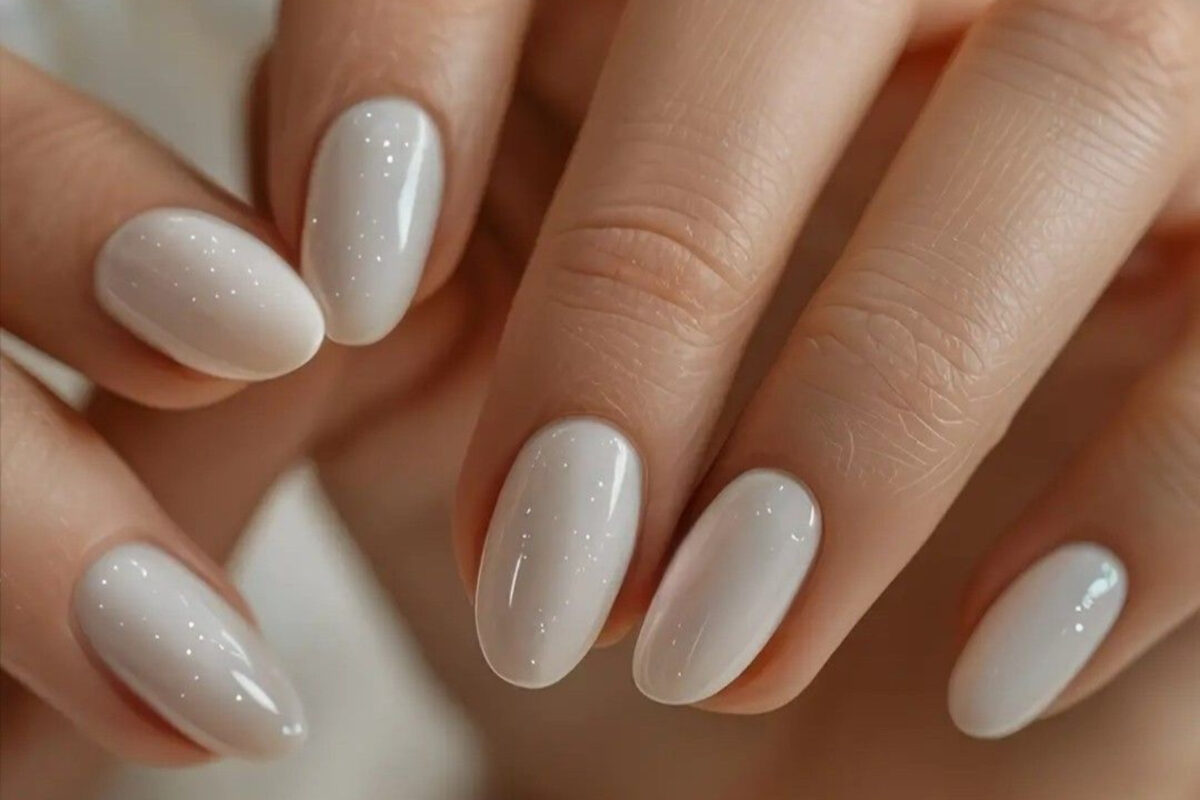 Cloud dancer nails: Η κορυφαία τάση για την Άνοιξη 2026