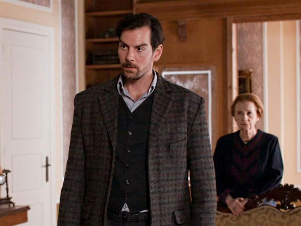 Grand hotel: Τον στοχοποιούν αμείλικτα και τον στέλνουν στο απόσπασμα