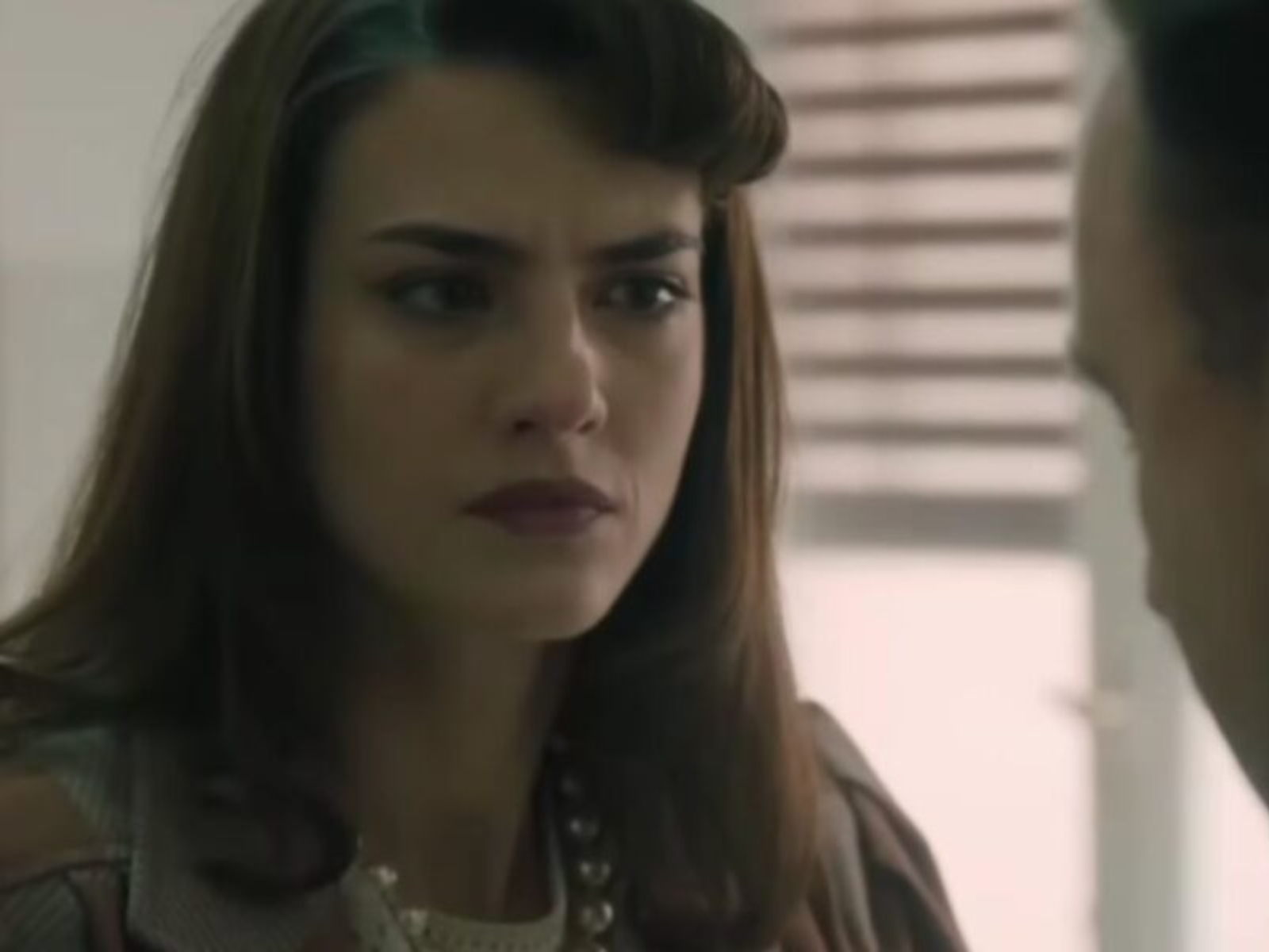 To σπίτι δίπλα στο ποτάμι: Τριγυρίζει στους δρόμους σα χαμένη πλημμυρισμένη με αίματα