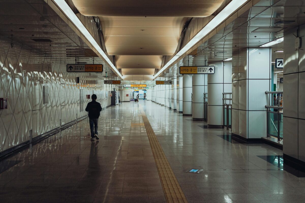 Whitemask2055: Ο Χρονοταξιδιώτης που ισχυρίζεται ότι έχει εγκλωβιστεί στο 2055 και προειδοποιεί για αφανισμό της ανθρωπότητας