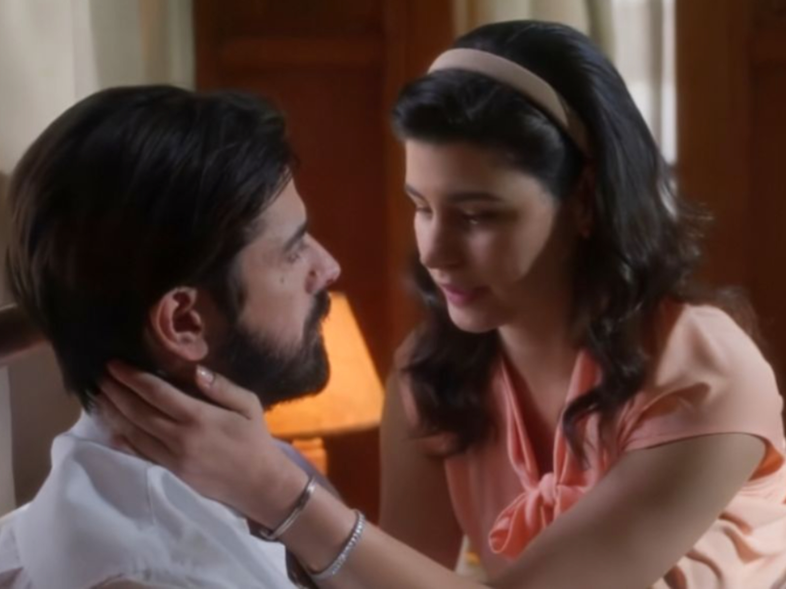 Άγιος Έρωτας : Ο Χάρης και η Αναστασία πιάνουν στα πράσα Χλόη και πατέρα Νικόλαο