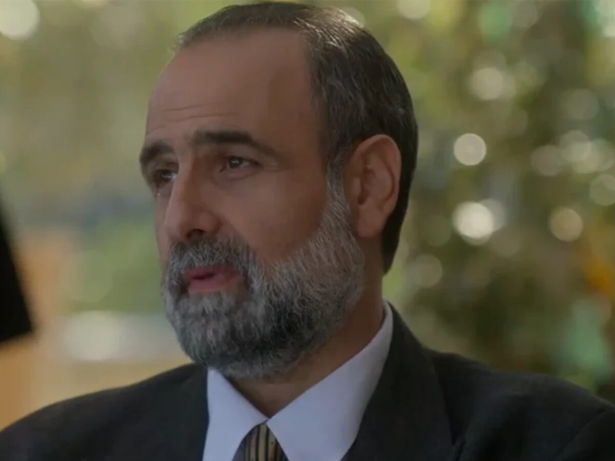 Άγιος έρωτας: «Μόνο ένα τέρας θα άφηνε τη μάνα του να τρώει από τα σκουπίδια» του λέει και τον γονατίζει