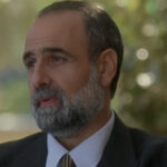 Άγιος έρωτας: «Μόνο ένα τέρας θα άφηνε τη μάνα του να τρώει από τα σκουπίδια» του λέει και τον γονατίζει