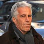 Αρχεία Έπσταϊν: Το βράδυ του θανάτου του μπήκε στο κελί του ένας μυστηριώδης «κρατούμενος»