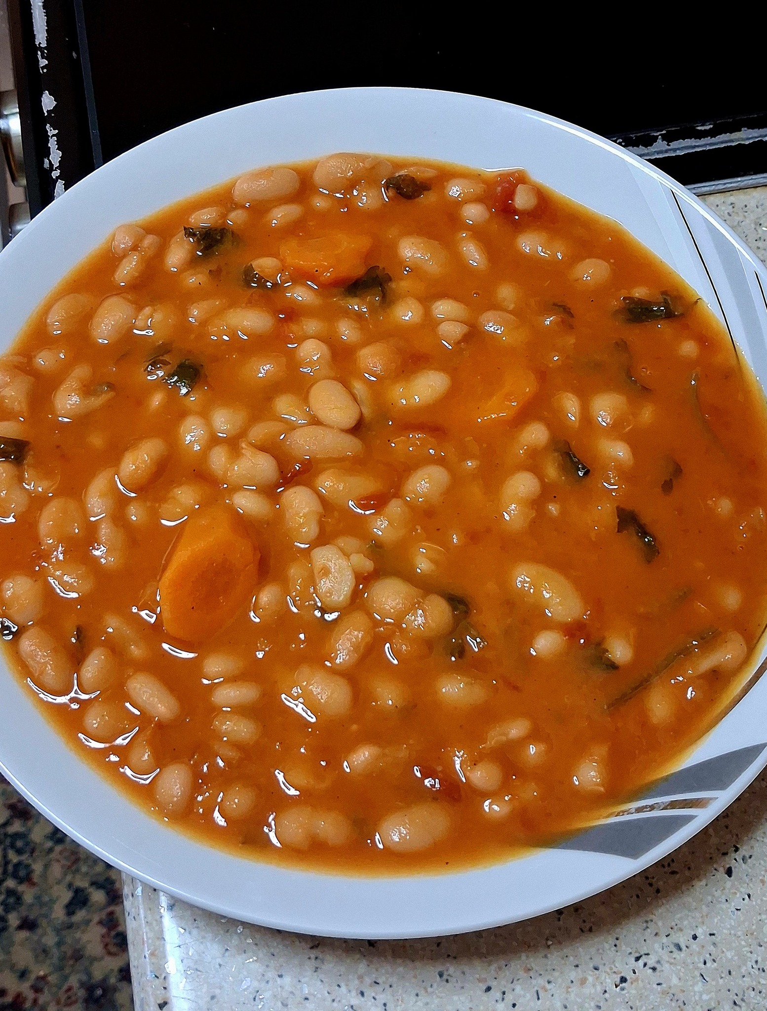 Χυλωμένη πικάντικη φασολάδα για τη Καθαρά Δευτέρα