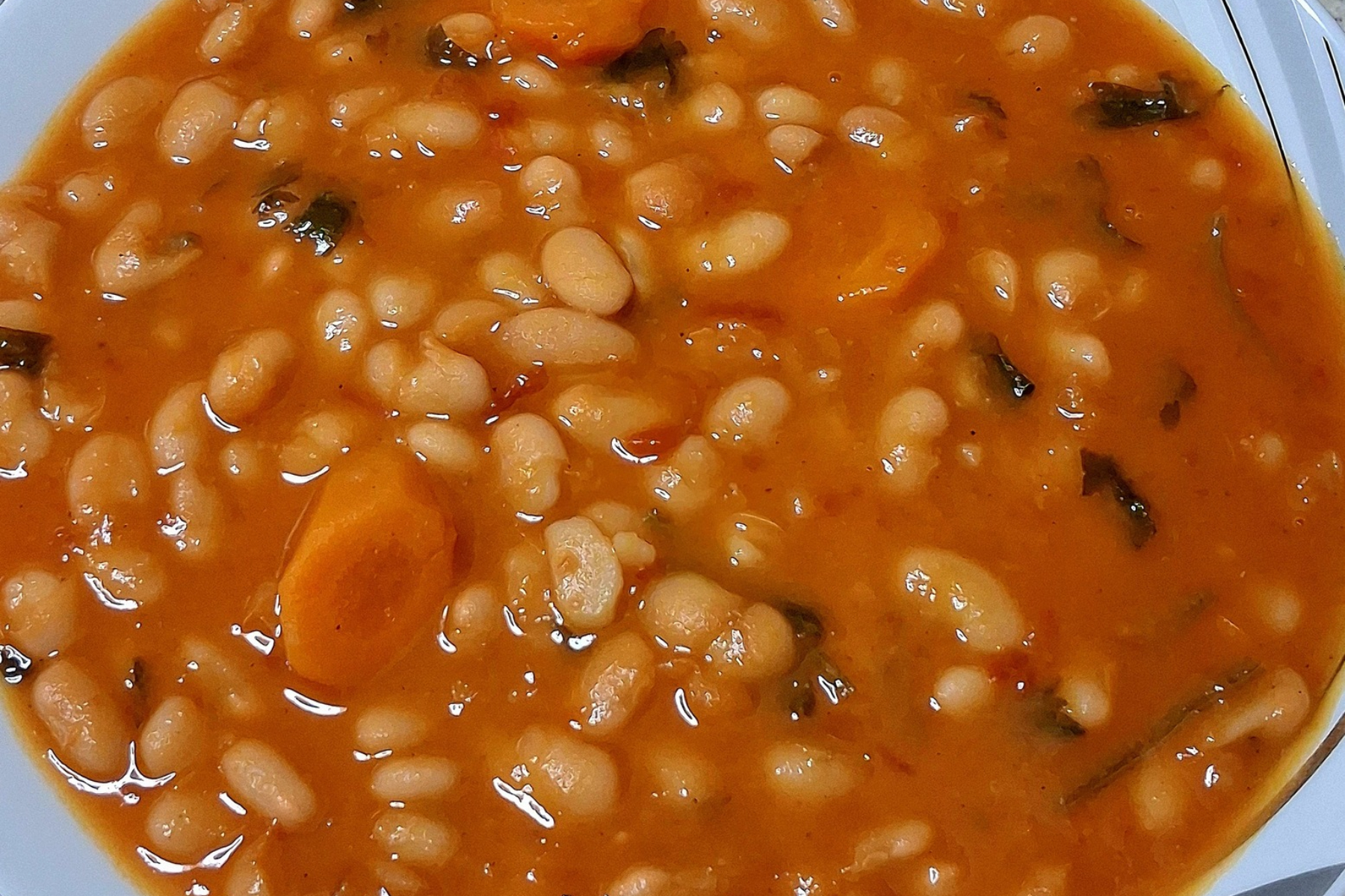 Χυλωμένη πικάντικη φασολάδα για τη Καθαρά Δευτέρα