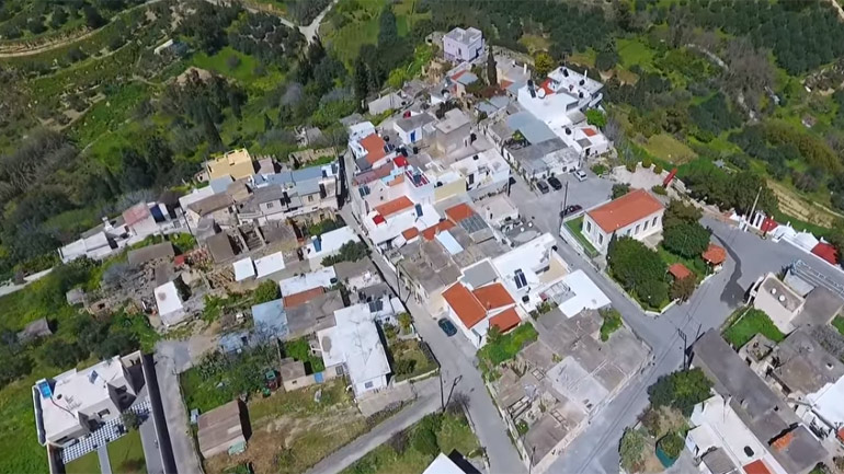 Δεν καπνίζει κανείς εκτός από τις καμινάδες: Αυτό είναι το ελληνικό χωριό στο οποίο απαγορεύεται το κάπνισμα αφτιαχτο