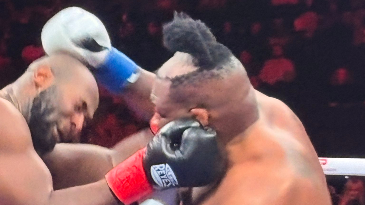 Επικό στιγμιότυπο στο ρινγκ: Αθλητής έφαγε μπουνιά και του έφυγε η περούκα (video)