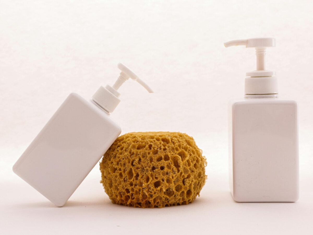 Ευρωπαϊκός κίνδυνος από μολυσμένα σαμπουάν και αφρόλουτρα: Αναλυτικά οι μάρκες που ανακαλούνται